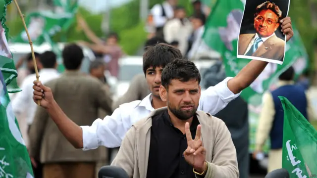 اس کے بعد بری فوج کے سربراہ جنرل راحیل شریف نے ایک بیان میں کہا کہ ’حالیہ دنوں میں بعض عناصر کی طرف سے پاکستانی فوج پر غیر ضروری تنقید‘ کی گئی ہے اور افسروں اور جوانوں کے تحفظات کے بارے میں کہا کہ فوج اپنے ’وقار کا ہرحال میں تحفظ کرے گی۔