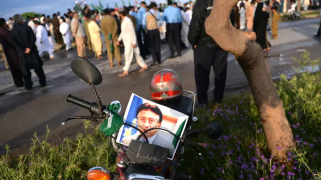 اس کے بعد وزیراعظم میاں نواز شریف کی سابق حکمران جماعت پیپلزپارٹی کے رہنما اور سابق صدر آصف زرداری سے اسلام آباد میں ملاقات ہوئی۔ اس ملاقات سے قبل بی بی سی سے گفتگو کرتے ہوئے سابق صدر کے ترجمان سینیٹر فرحت اللہ بابر نے بتایا کہ اس قسم کی ملاقاتوں کا کوئی ایجنڈا نہیں ہوتا تاہم ان سے جو پیغام جاتا ہے وہ اہم ہوتا ہے۔