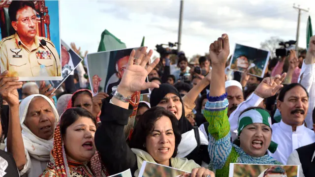 اس کے بعد دو دن پہلے جمعرات کووزیر اعظم ہاؤس میں ہونے والے قومی سلامتی کمیٹی کے اجلاس میں اس بات پر اتفاق کیا گیا کہ ملک کے حساس اور اہم اداروں کے ذمہ داران ایک دوسرے کے خلاف بیان بازی نہ کریں کیونکہ اس طرح کے بیانات اداروں کو کمزور کرنے کے مترداف ہیں۔