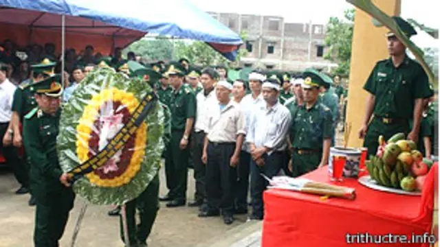 Bộ trưởng Quốc phòng gửi vòng hoa