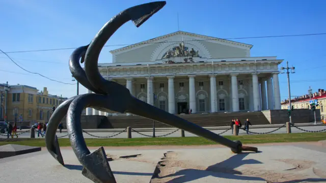 Здание Биржи в Петербурге