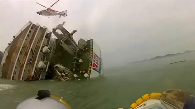 بدی شرایط جوی و دید کم در زیر آب سرعت عملیات امداد را کاهش داده است