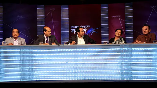 প্যানেল সদস্য বাঁ থেকে: প্রধানমন্ত্রীর রাজনীতি বিষয়ক উপদেষ্টা এইচ টি ইমাম, বিজিএমইএ সভাপতি আতিকুল ইসলাম , অনুষ্ঠান সঞ্চালক আকবর হোসেন, সম্মিলিত গার্মেন্ট শ্রমিক ফেডারেশনের সভাপতি নাজমা আকতার এবং বিএনপি চেয়ারপার্সনের উপদেষ্টা ও সাবেক মন্ত্রী আমির খসরু মাহমুদ চৌধুরী।