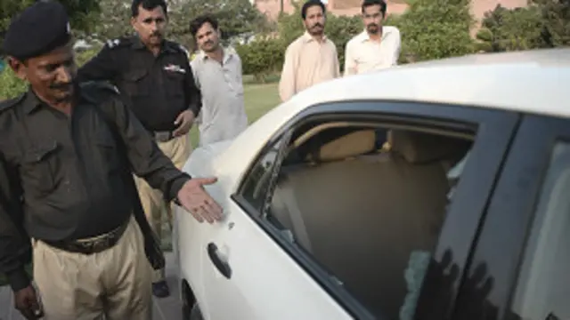 حامد میر اس وقت کراچی کے آغا خان ہپستال میں زیرعلاج ہیں اور ڈاکٹروں کے مطابق ان کی حالت خطرے سے باہر ہے