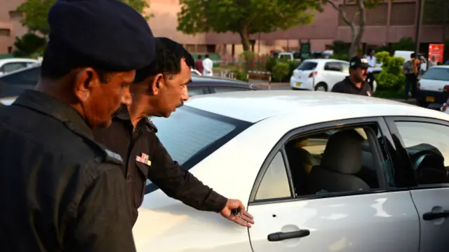 کراچی کے آغا خان ہسپتال کے مطابق حامد میر کی طبیعت کافی سنبھل چکی ہے اور انھوں نے اپنے اہلخانہ سے بات چیت بھی کی ہے