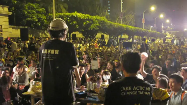 大批网民参加了总统府前的大肠花论坛(19/04/2014)