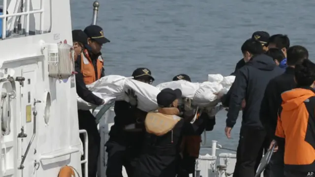 غوطہ خور غرقاب کشتی میں داخل ہونے میں کامیاب ہو چکے ہیں اور اب تک انھوں نے وہاں سے 26 لاشیں نکالی ہیں