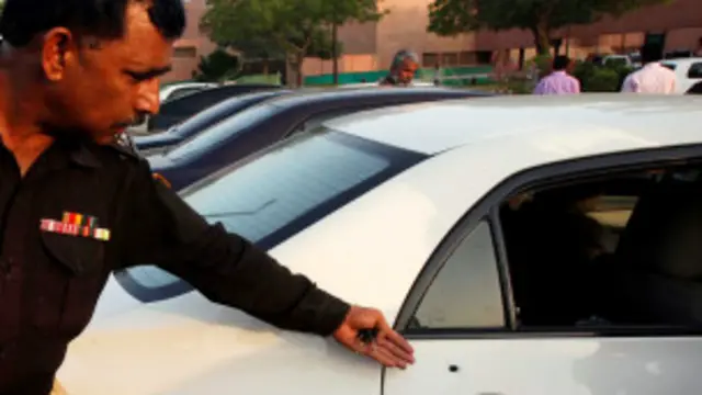 راپورونه وايي چې حامد مير درې ډزه لګېدلی دی