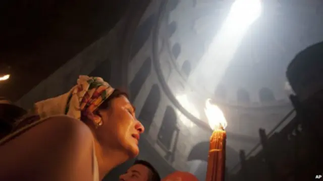 يعتقد المسيحيون في أن النار تشتعل تلقائيا يوم السبت الذي يسبق عيد الفصح