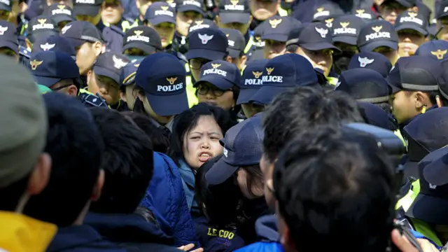 失踪者家属试图突破警方封锁