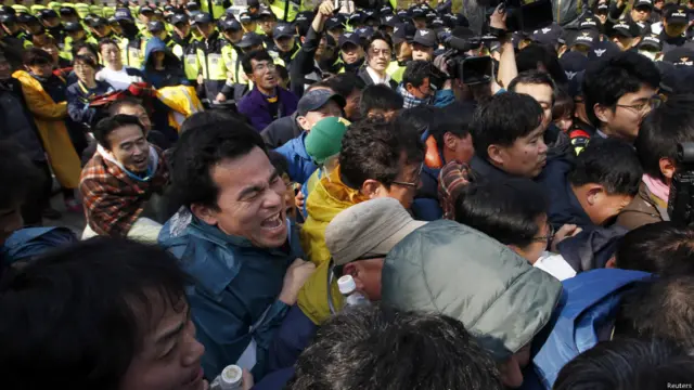 失踪者家属试图突破警方封锁