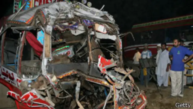 پاکستان میں ٹریفک حادثات عام ہیں اور ان کی عمومی وجوہات مخدوش سڑکیں، ٹرانسپورٹ کی خراب حالت، ڈرائیوروں کی غفلت اور گاڑیوں میں گنجائش سے زیادہ مسافر سوار کرنا بتائی جاتی ہیں