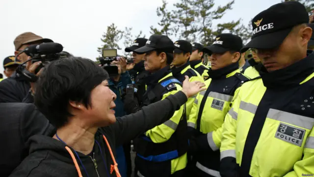 失踪者家属试图突破警方封锁