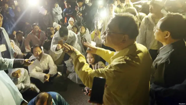 家属天亮前出发时即遭到阻拦，韩国国务总理郑烘原特别前往珍岛劝阻失踪者家属不要前往首尔。