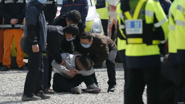 辨认遗体后绝望的家属