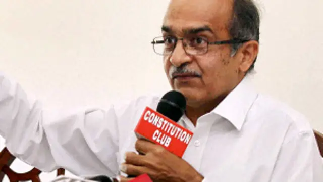 प्रशान्त भूषण के मुताबिक याचिकाकर्ता महिला पर गुजरात सरकार का दबाव है.