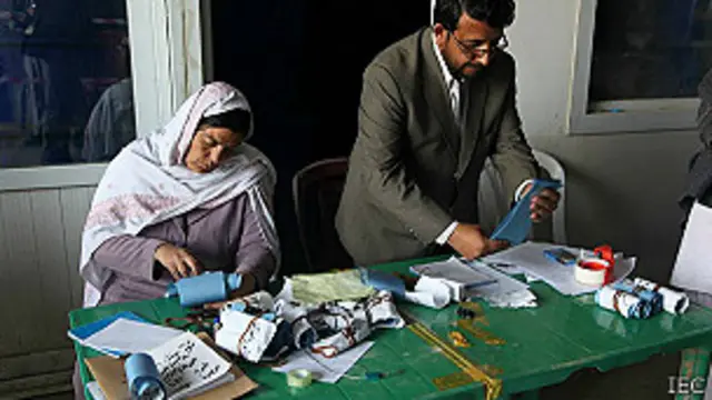 که د ولسمشرۍ ټاکنو يو نوماند هم ١+٥٠ رايې پوره نه کړي نو ټاکنې به دويم پړاو ته لاړې شي او د دوو مخښکو نوماندانو ترمنځ به سيالي کېږي.