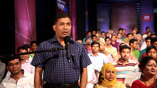 প্রশ্ন করছেন একজন দর্শক