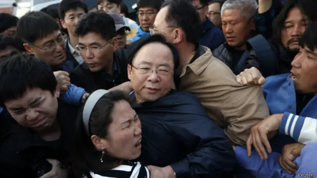 दक्षिण कोरिया परिवारों का रोषपूर्ण प्रदर्शन