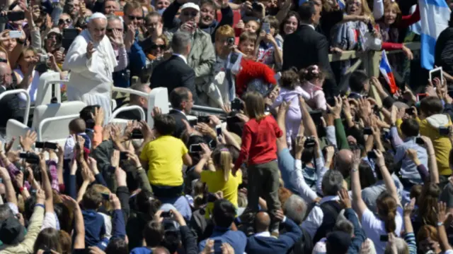 Папа Франциск и собравшиеся на мессу