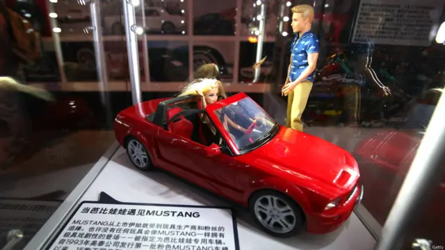 امریکی کار بنانے والی کمپنی فورڈ اپنی 50 ویں سالگرہ پر اپنے روایتی ماڈل مسٹینگ کے ماڈل کے ساتھ