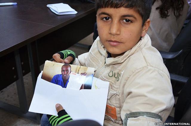 Niño sirio con carta y foto 