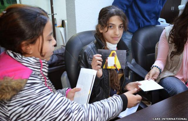 Niñas sirias con cartas y fotos