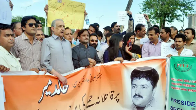 اسلام آباد میں احتجاج کے موقع پر صحافیوں نے ’زندہ ہے صحافی زندہ ہے‘ کے نعرے لگائے۔ پاکستان میں اس سے پہلے بھی صحافی برادری متعدد بار اپنے ساتھیوں کی ہلاکت کے خلاف احتجاج کر چکی ہے۔