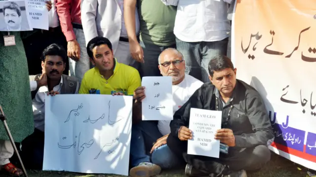 اسلام آباد میں سنیچر کو صحافیوں نے نیشنل پریس کلب کے سامنے حامد میر پر ہونے والے حملے کے خلاف احتجاج کیا اور ملزمان کی گرفتاری کا مطالبہ کیا۔