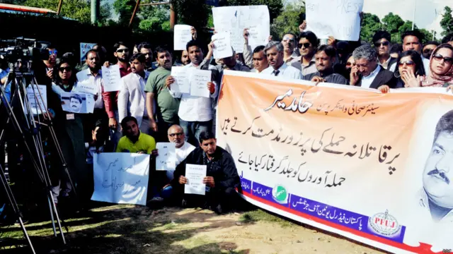 اسلام آباد میں احتجاج کے موقع پر صحافیوں نے حامد میر پر ہونے والے حملے کی شدید مذمت کی۔ صحافیوں کے تحفظ کی عالمی تنظیم کمیٹی ٹو پروٹیکٹ جرنلسٹس کی ایک رپورٹ میں پاکستان کو دنیا میں صحافیوں کے لیے بدترین ملک قرار دیا جاتا ہے جہاں صحافیوں کو کسی قانونی گرفت کے خطرے سے بالاتر نشانہ بنایا جاتا ہے۔