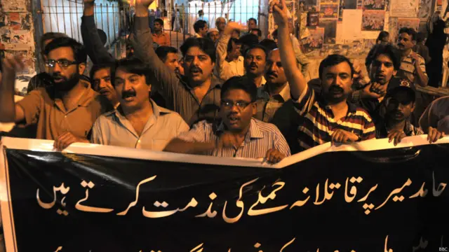 حامد میر کو کراچی میں جمعے کو ایئرپورٹ سے اپنے دفتر کی طرف جاتے ہوئے اپنی گاڑی میں نشانہ بنایا گیا جس کے کچھ دیر بعد وہاں صحافیوں نے احتجاج کیا۔ 