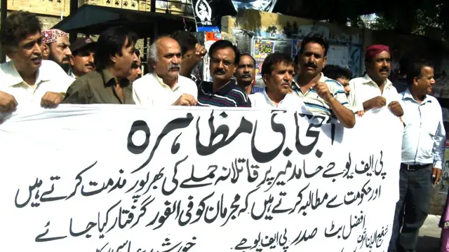 پاکستان کے مختلف شہروں میں ملک کے سینیئر صحافی حامد میر پر جمعے کو کراچی میں ہونے والے قاتلانہ حملے کے خلاف احتجاجی مظاہرے ہوئے۔ اس سلسلے میں کراچی میں بھی صحافیوں نے سنیچر کو احتجاجی مظاہرہ کیا۔