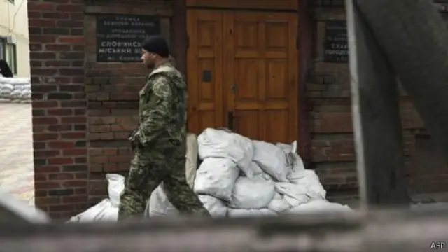 قُتل خمسة الناشطين الأوكرانيين الموالين لروسيا في هجوم مسلح بعد يومين فقط من التوصل إلى اتفاق جنيف.