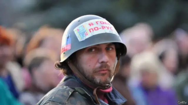 يطالب الأوكرانيون الموالون لروسيا بتطبيق لامركزية السلطة والاحتفاظ بالروسية كلغة رسمية لهم.