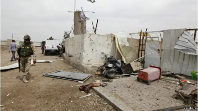 تقول السلطات العراقية إن حراس الكلية تمكنوا من قتل ثلاثة مهاجمين آخرين.