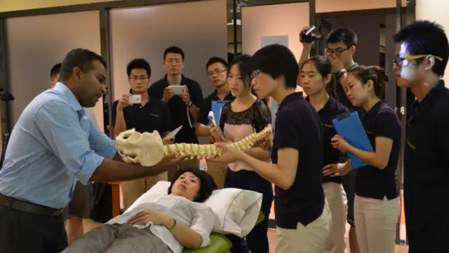 සිය දැනුම මවු බිමට ලබා දීමේ බලාපොරොත්තුවෙන් කුසල් මේ වසරේ මැද භාගයේ දී ශ්‍රී ලංකාවේ සංචාරයක යෙදීමට නියමිතයි 