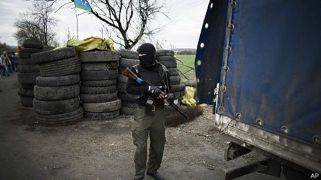 Hombre armado pro ruso cerca de Sloviansk