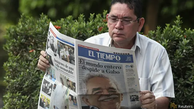 Hombre leyendo el diario en Aracataca al día siguiente de la muerte de García Márquez