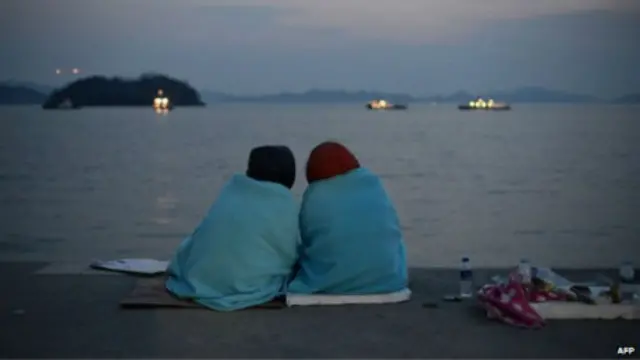 Thân nhân hành khách đang ngóng ra nơi chiếc phà chìm