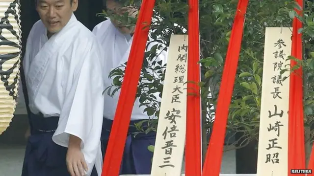因为安倍曾对首次执政期间未参拜靖国神社“后悔至极”，所以在2013年他再次执政满一周年时参拜了靖国神社。