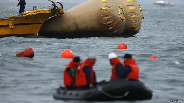 කිමිදුම් කරුවන් විසින් තවත් මගීන් දෙසීය හතලිස් දෙනෙකු සොයා ගැනීමට නියමිතයි.