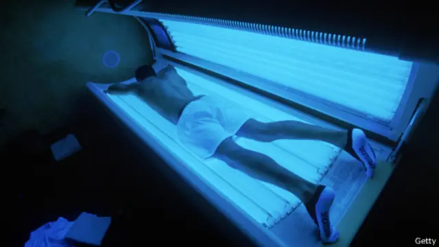 شخص يستخدم سرير الشمس للحصول على اللون البني