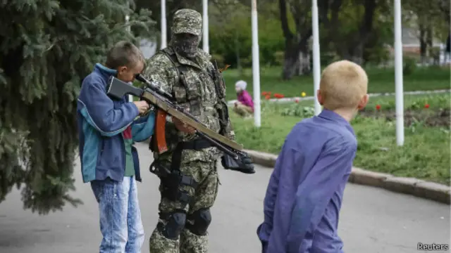 мальчик держит автомат ополченца