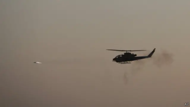 مروحية إسرائيلية تقصف أهداف في قطاع غزة. (صورة إرشيفية)