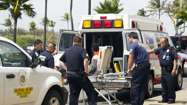 偷渡男孩凖備登上救護車