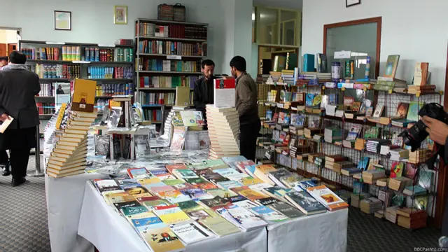 د کتاب نړیواله ورځ نن په کابل ښار کې د ځینو فرهنګپالو له خوا په یو لوی کتاب پلورنځي کې ولمانځل شوه.