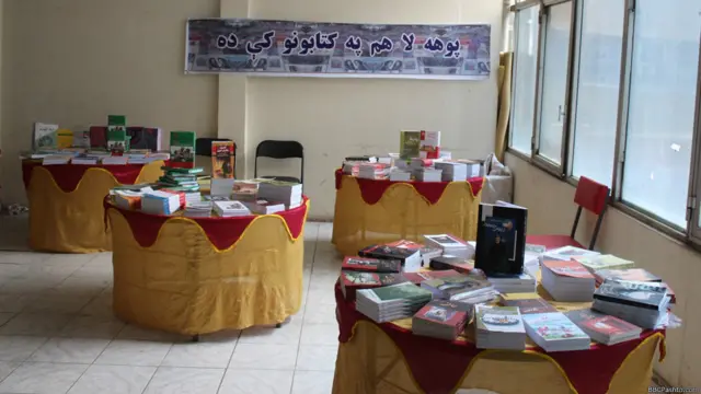 ځینې فرهنګپال په دې اند دي چې د انټرنېټ په راتلو د کتابتونونو مینه وال کم شوي.