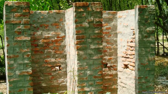 मुशहर टोला में आधा बना शौचालय