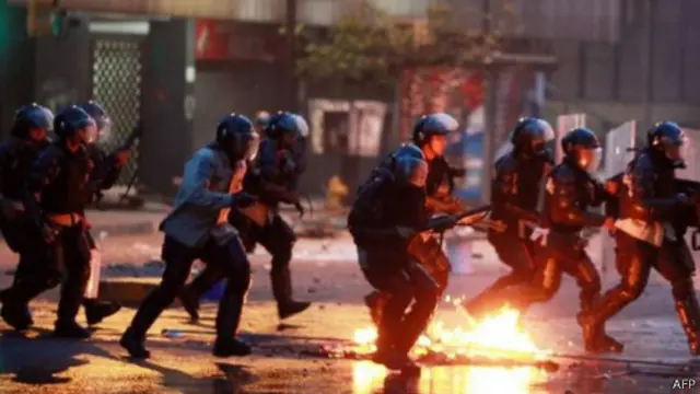 الشطرة الفنزويلية أثناء مواجهة الاحتجاجات في العاصمة