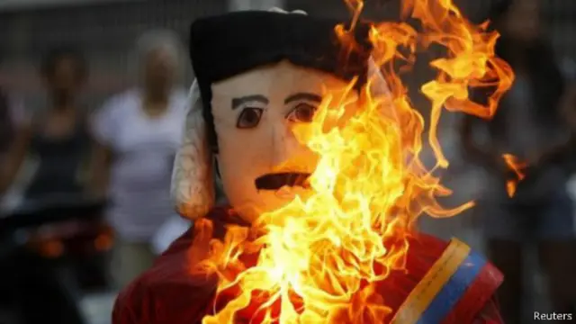 دمية للرئيس الفنزويلي نيكولاس مادورو تحترق في العاصمة كاراكاس